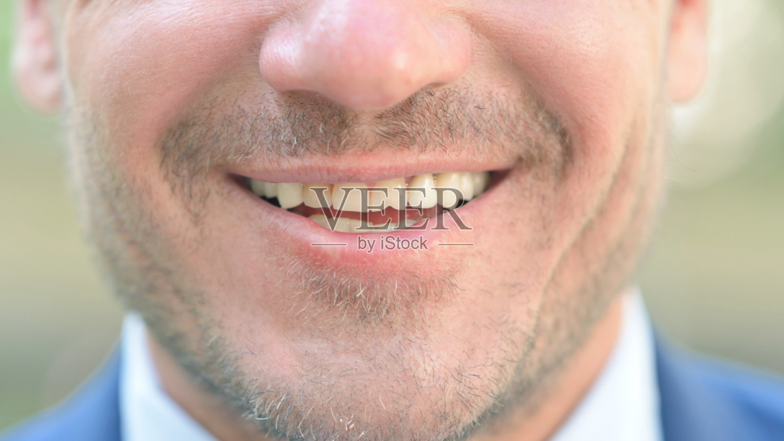 微笑的中年男子嘴巴特写照片摄影图片