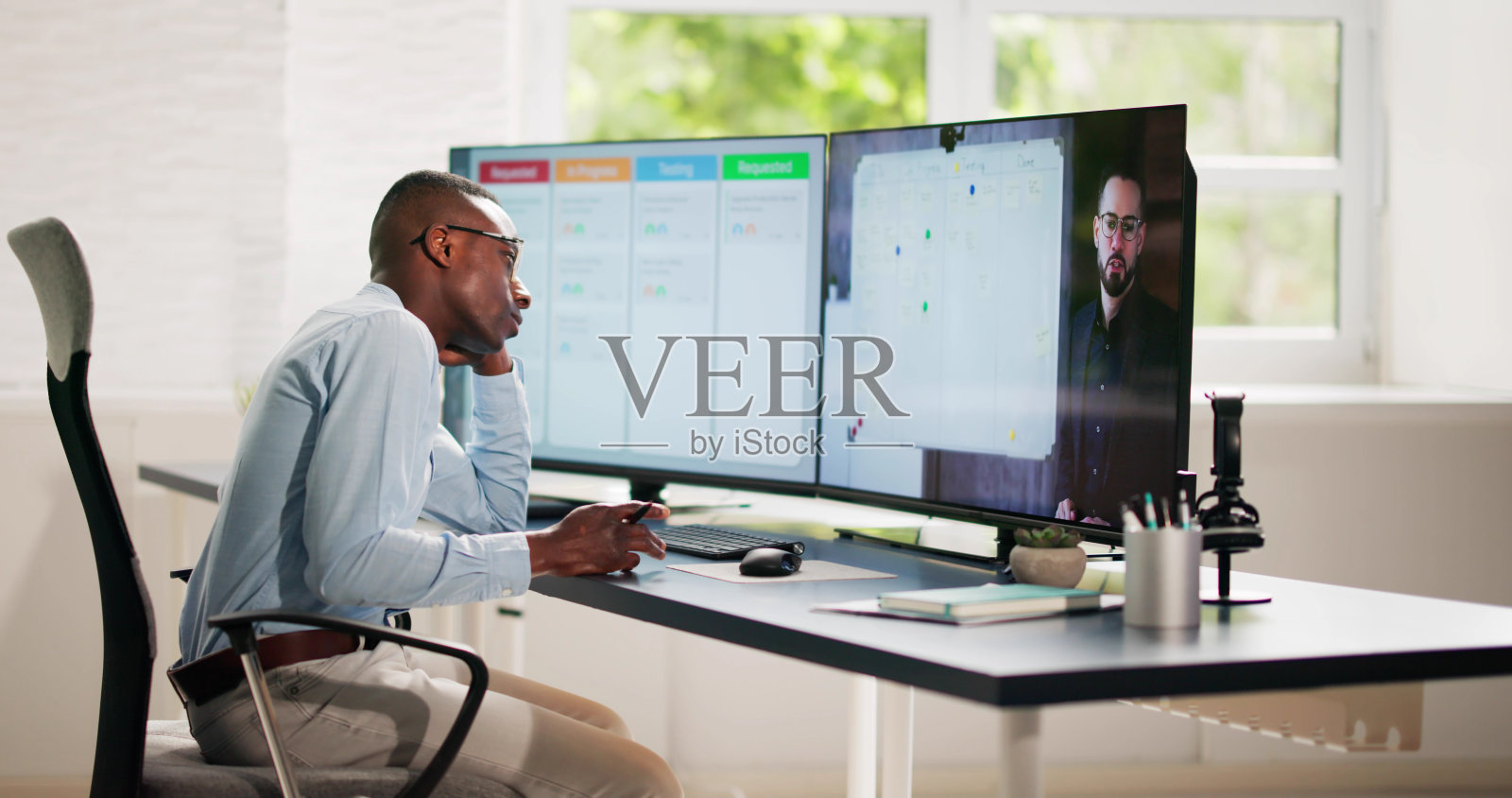 无聊的不快乐的男人看Lon在线虚拟讲座照片摄影图片