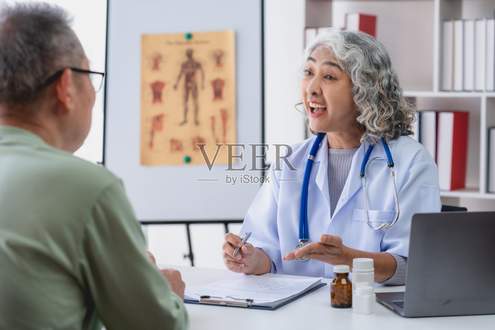 年长的亚洲女医生与老年男病人交谈并提供咨询照片摄影图片