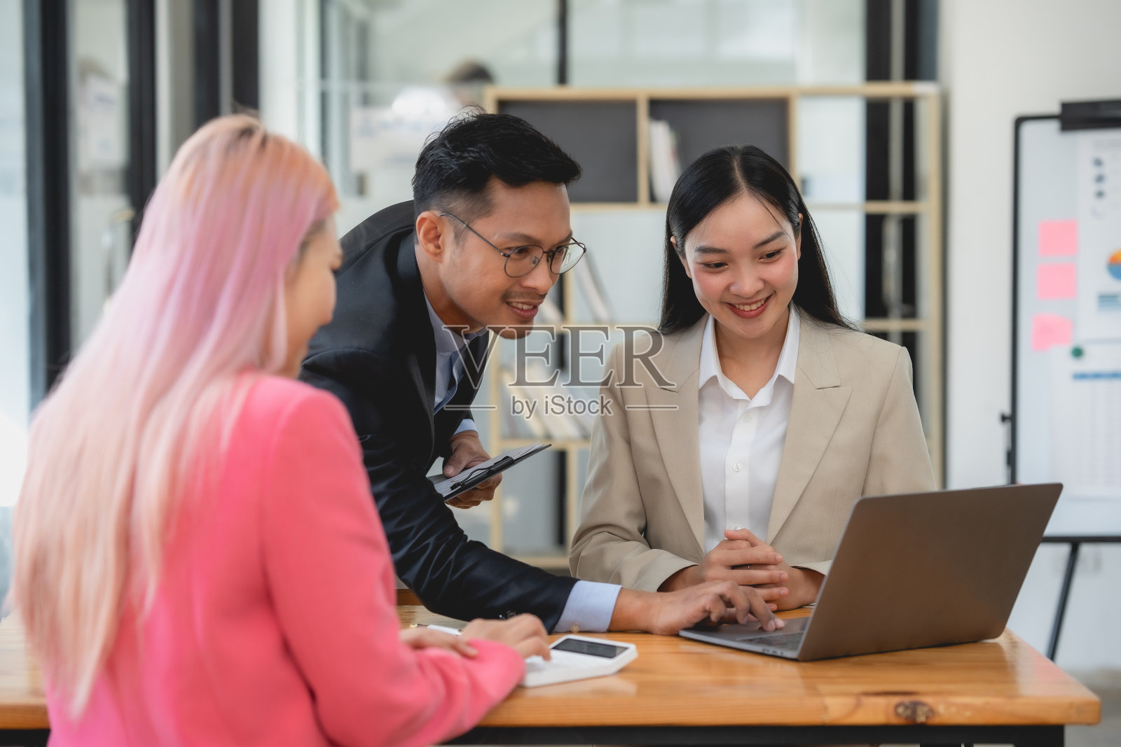 集团亚洲团队在会议上与同事讨论和规划业务。企业战略规划概念。照片摄影图片