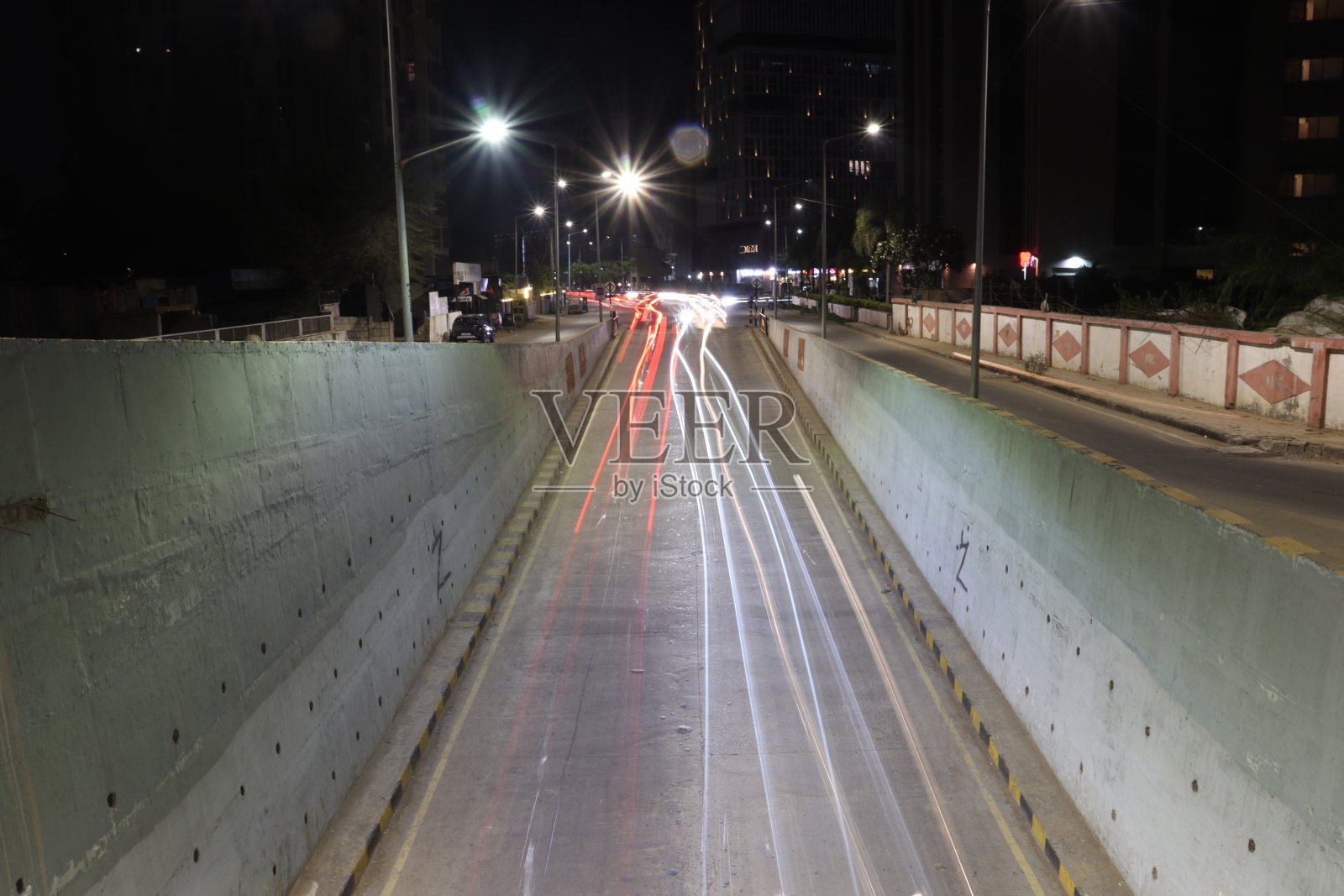 夜间光迹摄影。旅行中的街头长曝光摄影照片摄影图片