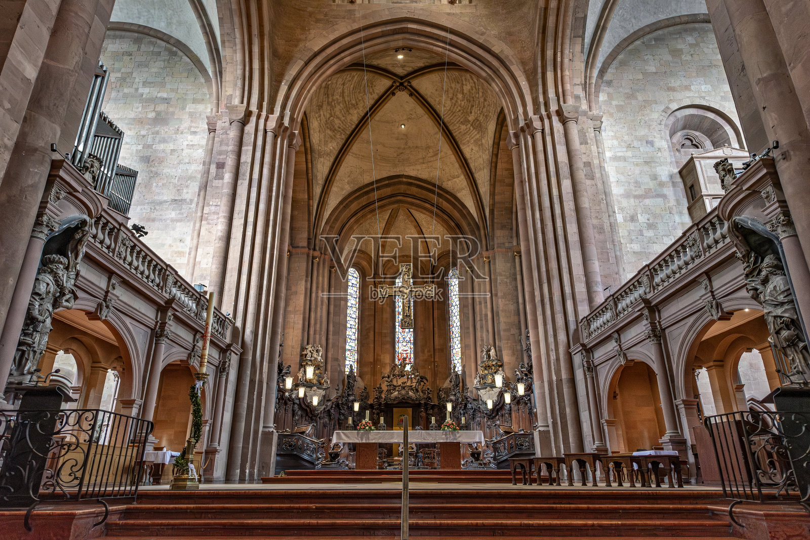 十字架、后殿、肋拱顶和美因茨大教堂废弃圣坛的装饰照片摄影图片