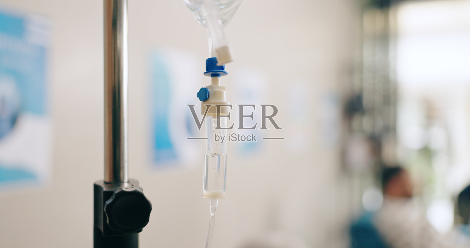 医院、卫生、药物静脉滴注、输液、给药剂量的特写。健康,门诊和病人的液体抗生素治疗,疾病和医疗护理照片摄影图片