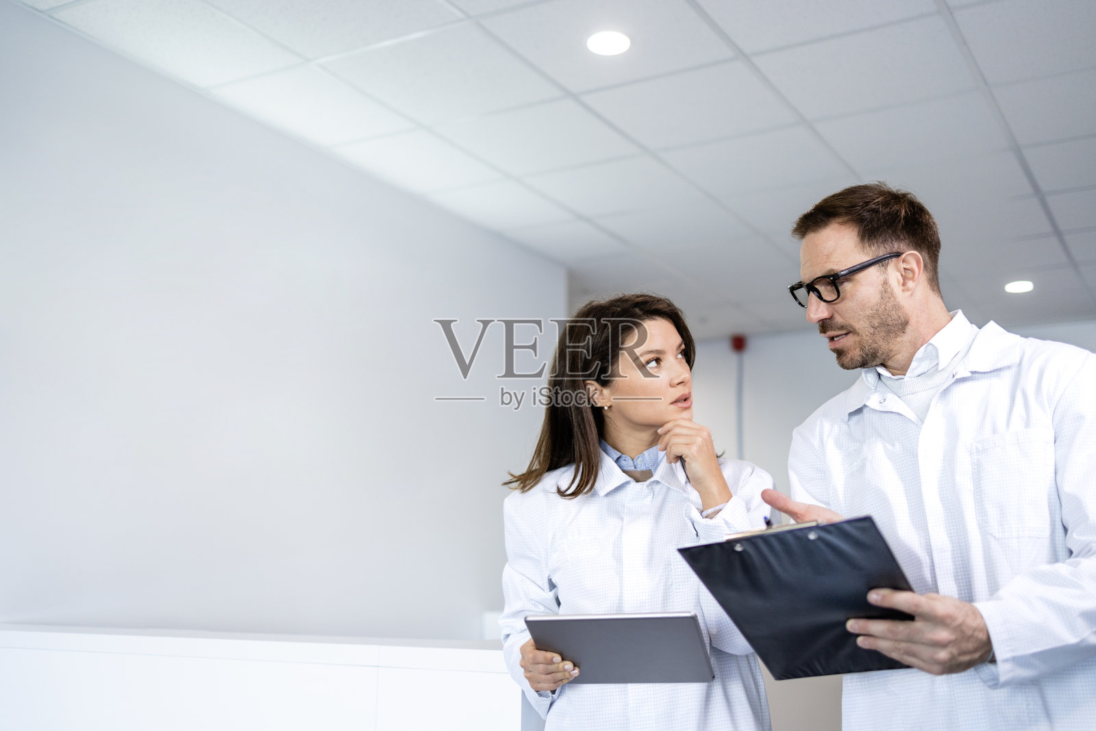 医生在医院里讨论病人的健康状况。照片摄影图片