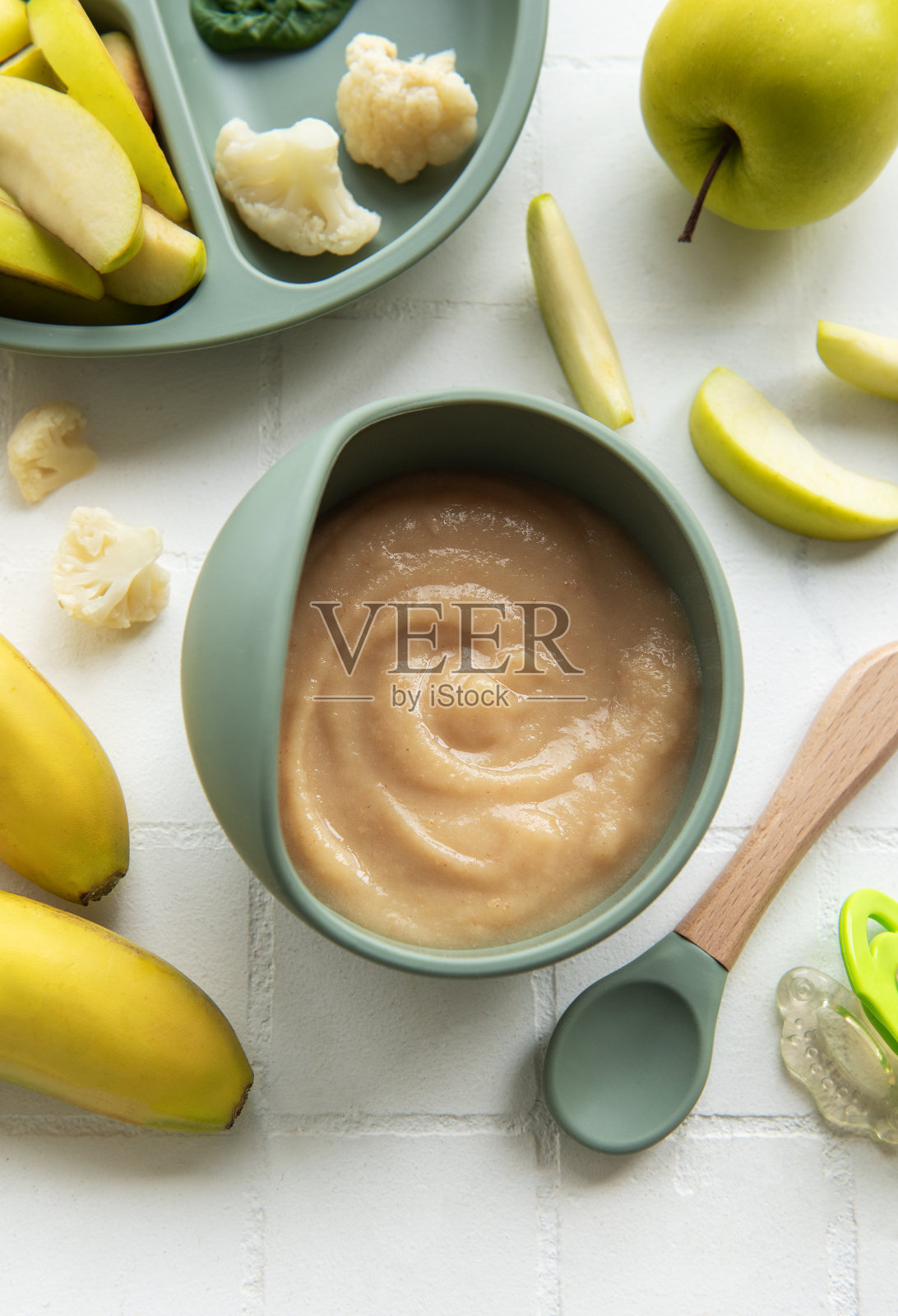 碗里的健康婴儿食品。照片摄影图片