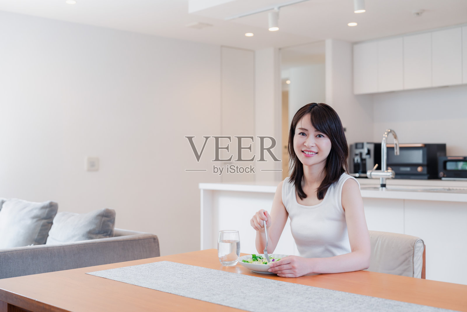 年轻女子在家里吃午饭照片摄影图片