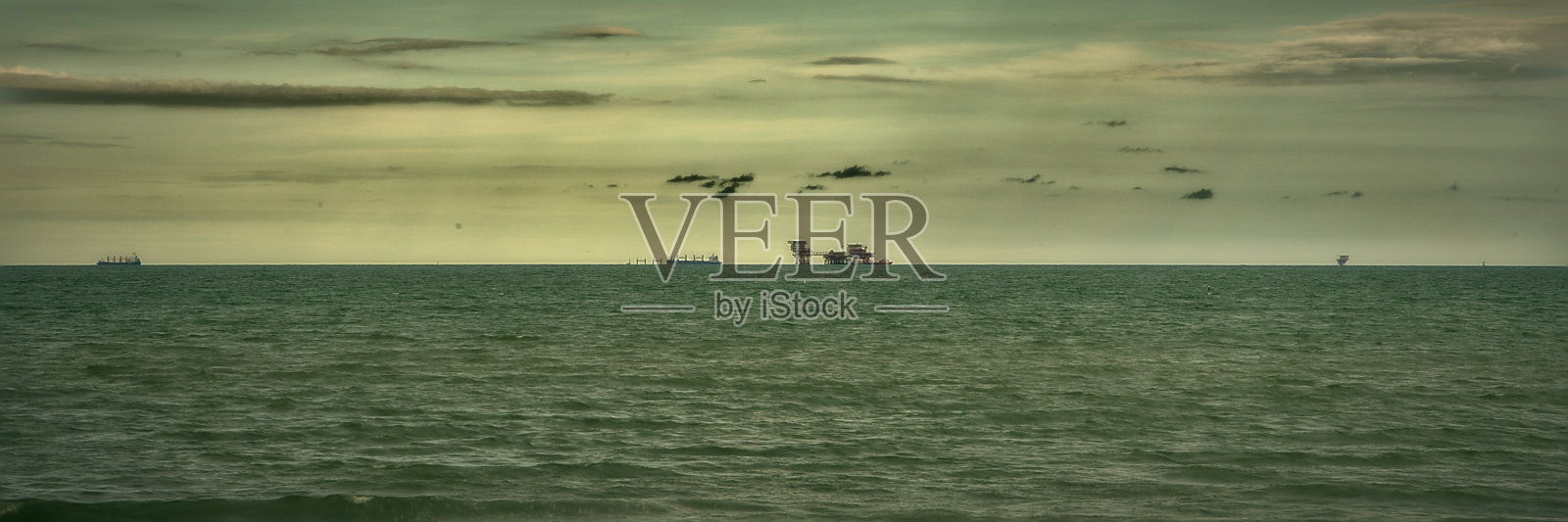 罗马码头位于意大利亚得里亚海沿岸,拥有令人惊叹的沙滩,背后是郁郁葱葱的松林。它的日落令人叹为观止,附近的保护区提供各种野生动物和水上运动。我照片摄影图片