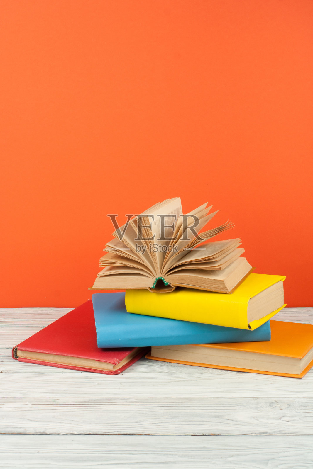 打开书,木桌上的精装彩色书。回到学校。文本的复制空间。教育经营理念。照片摄影图片