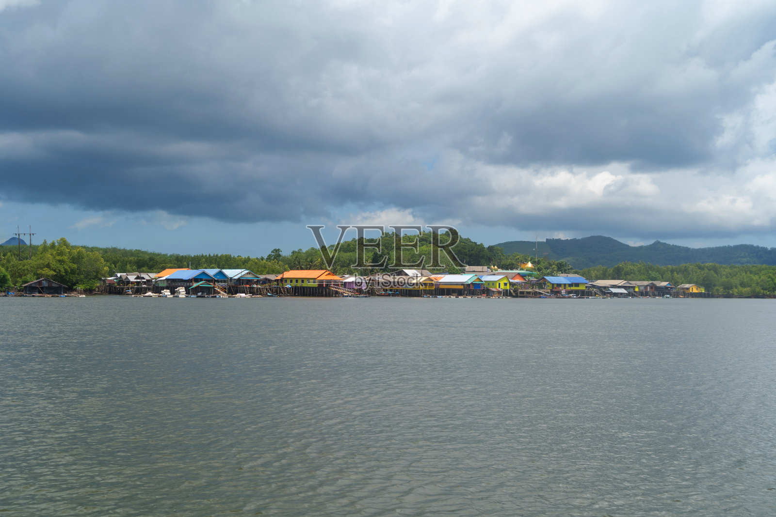 泰国普吉岛安达曼海夏季清澈的蓝绿色海水。水在海洋图案壁纸背景。照片摄影图片