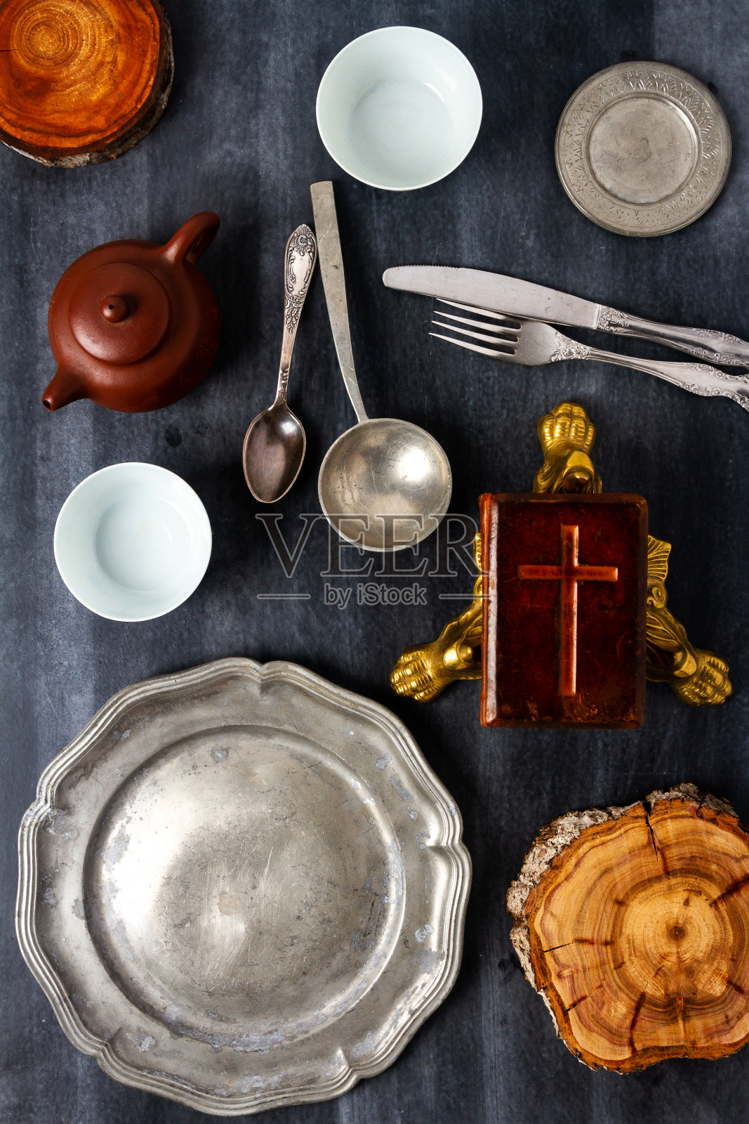 黑色背景的各种古董古董盘子照片摄影图片