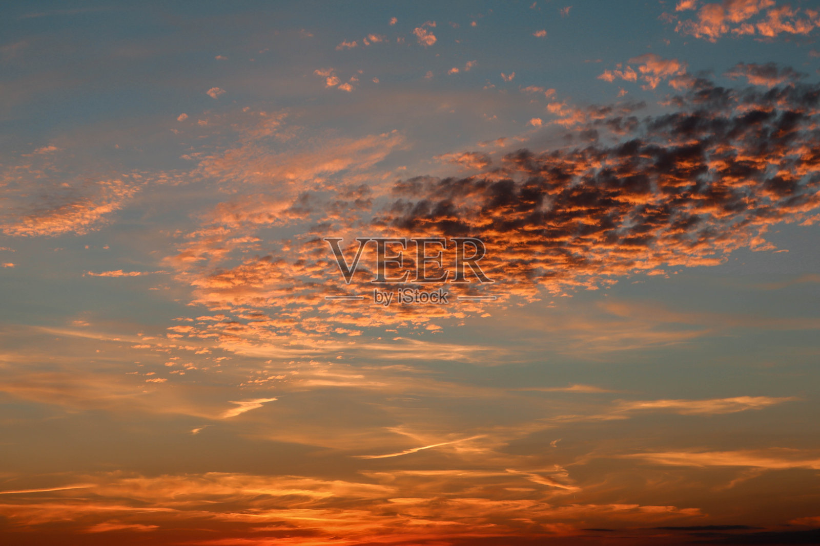 明亮的夕阳粉色,橙色和蓝色。照片摄影图片