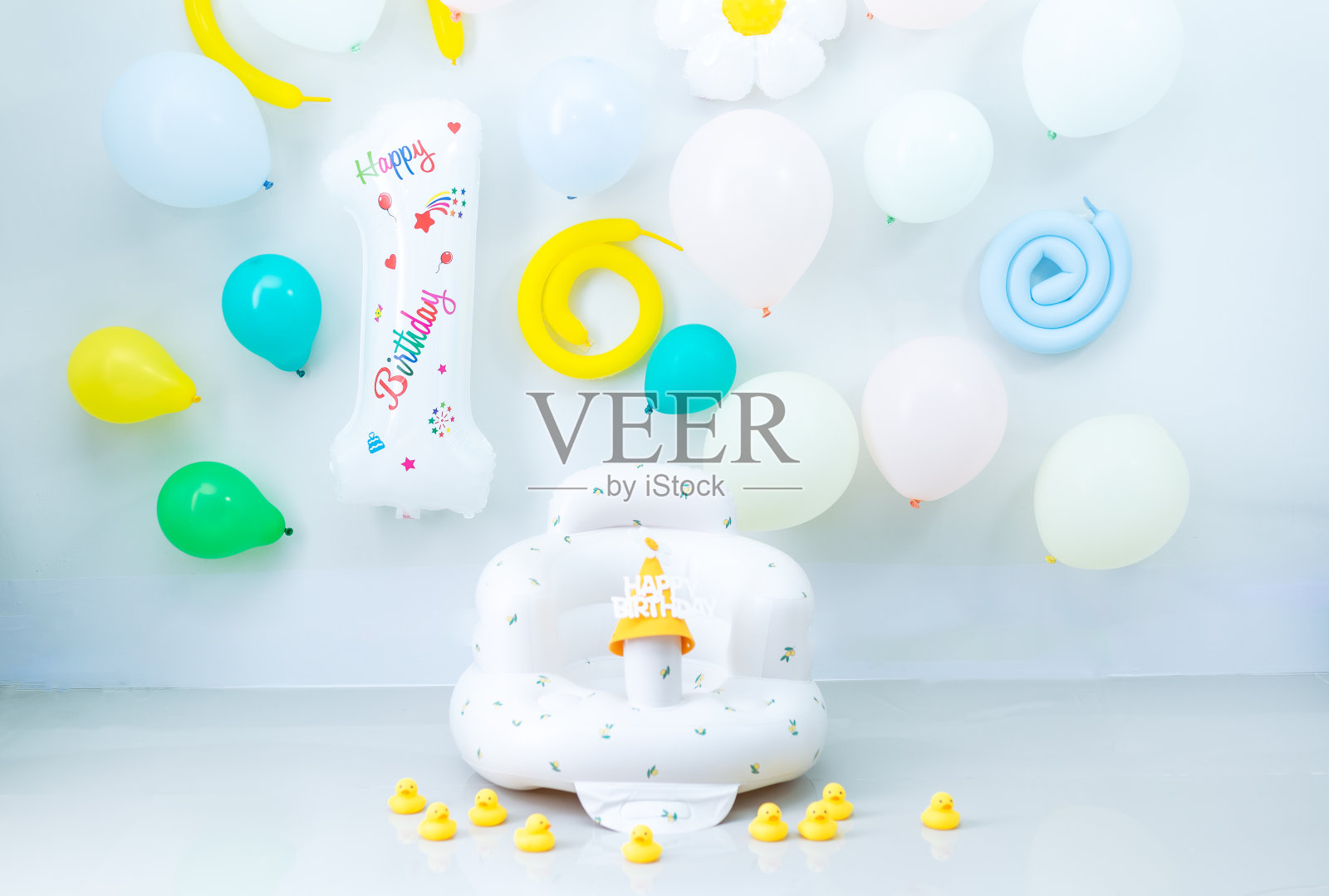 房间墙壁背景为生日派对布置,装饰为1岁生日照片摄影图片