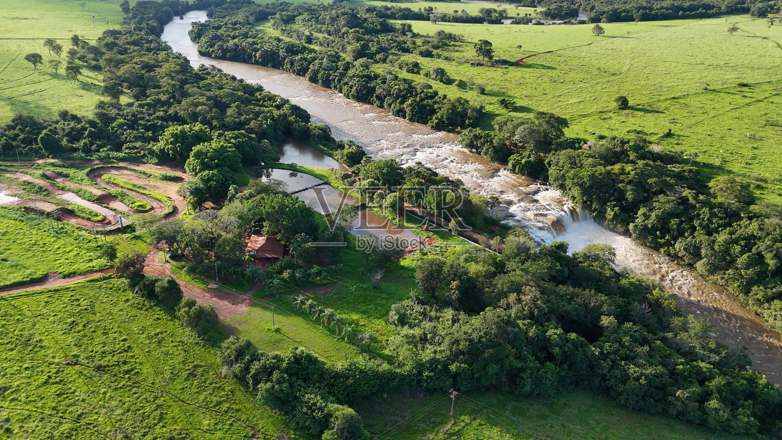 卡西兰迪亚,南马托格罗索州,巴西- 04月18日2024:空中图像的萨尔托做里约瀑布照片摄影图片