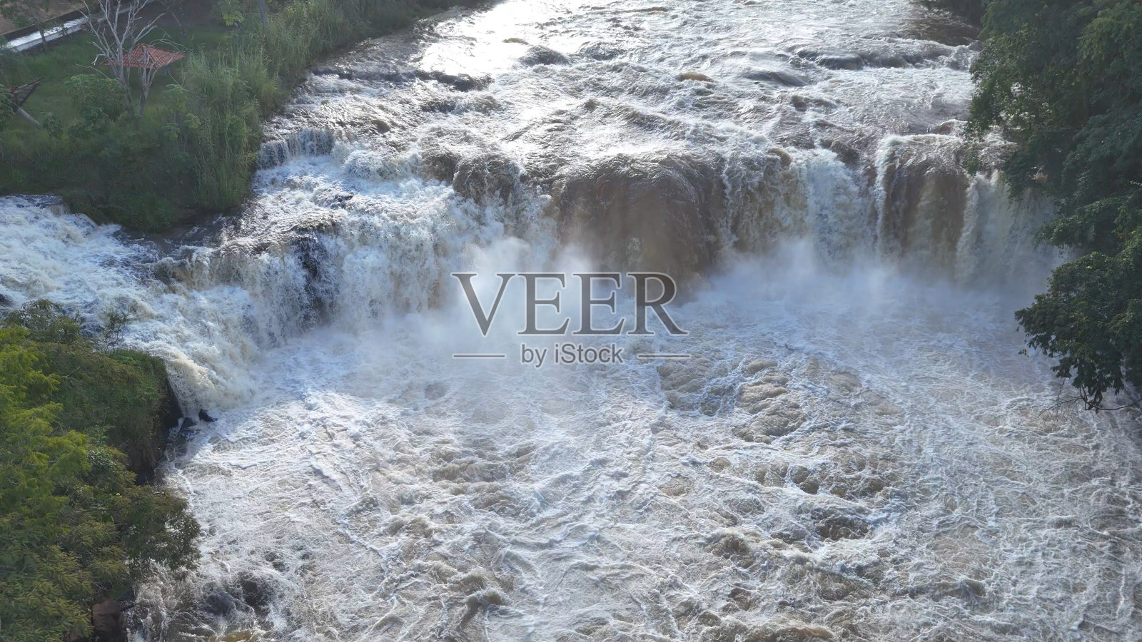 巴西南马托格罗索州卡西兰迪亚- 2024年4月18日:卡西兰迪亚瀑布的旅游景点照片摄影图片