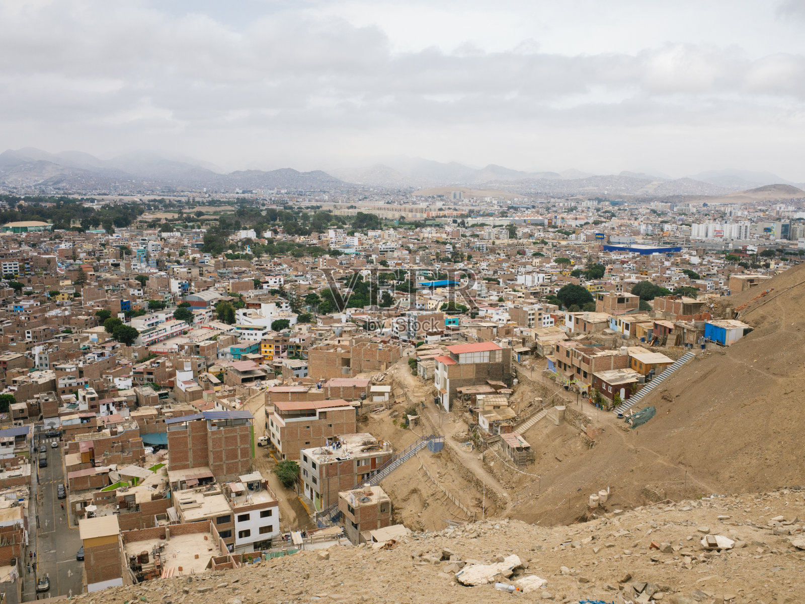 利马的天际线从南向安第斯山脉,城市蔓延照片摄影图片