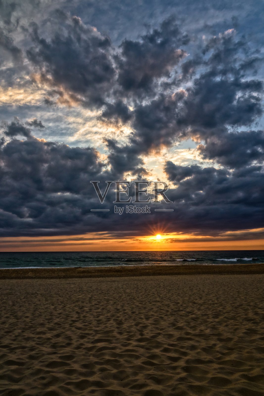 费雷特角海滩日落时大西洋上空暴风雨的天空照片摄影图片