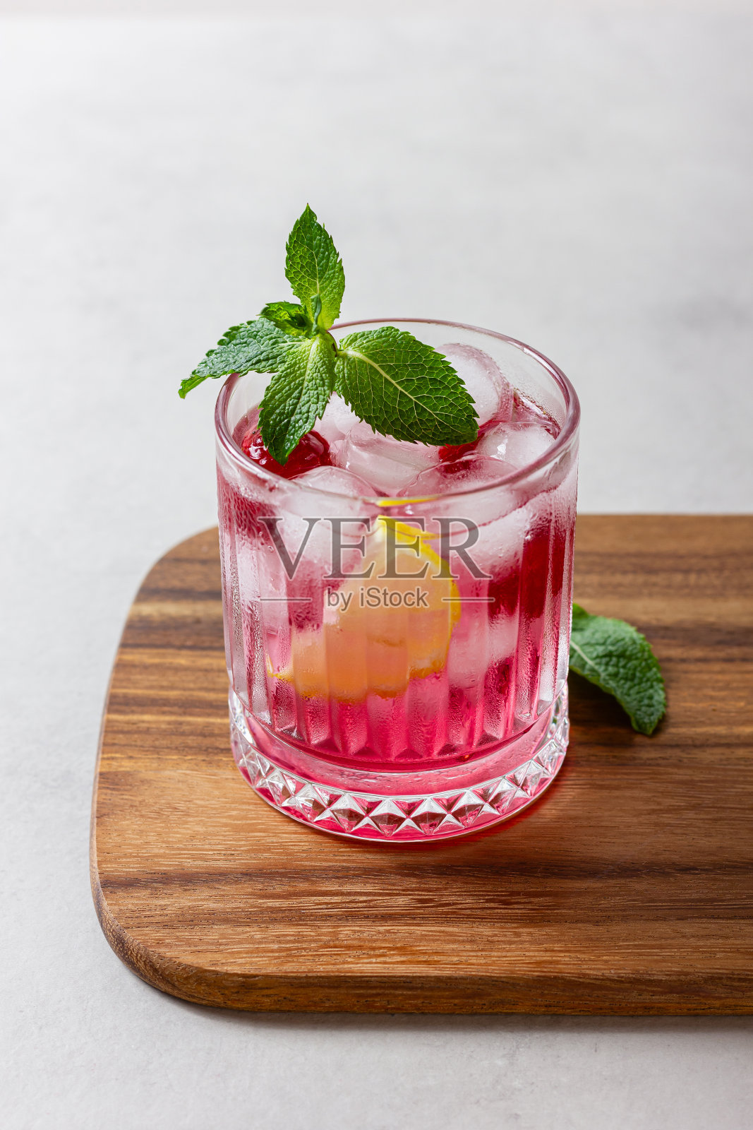 一杯加冰的杜松子酒和奎宁水,背景淡一点照片摄影图片