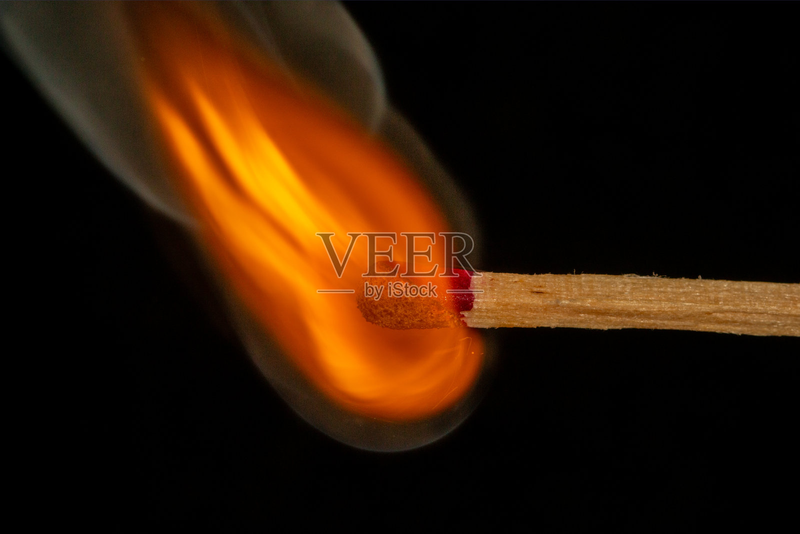 温暖的彩色火焰的火柴照片摄影图片