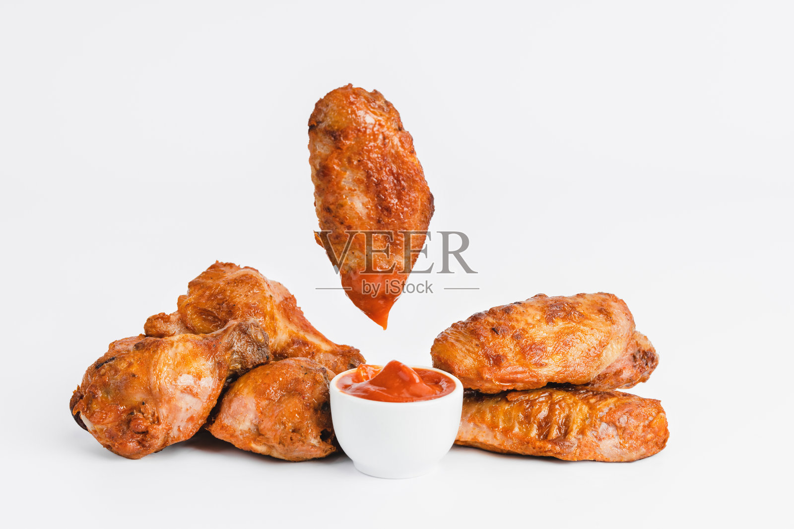 鸡翅煎至半熟,半成品与新鲜香草在白色背景。快餐。在家快速烹饪。副本的空间。快做饭。快速自制食物。照片摄影图片