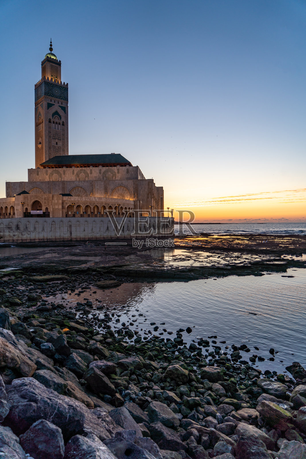 黄昏时分的公园码头和哈桑二世清真寺,摩洛哥卡萨布兰卡照片摄影图片