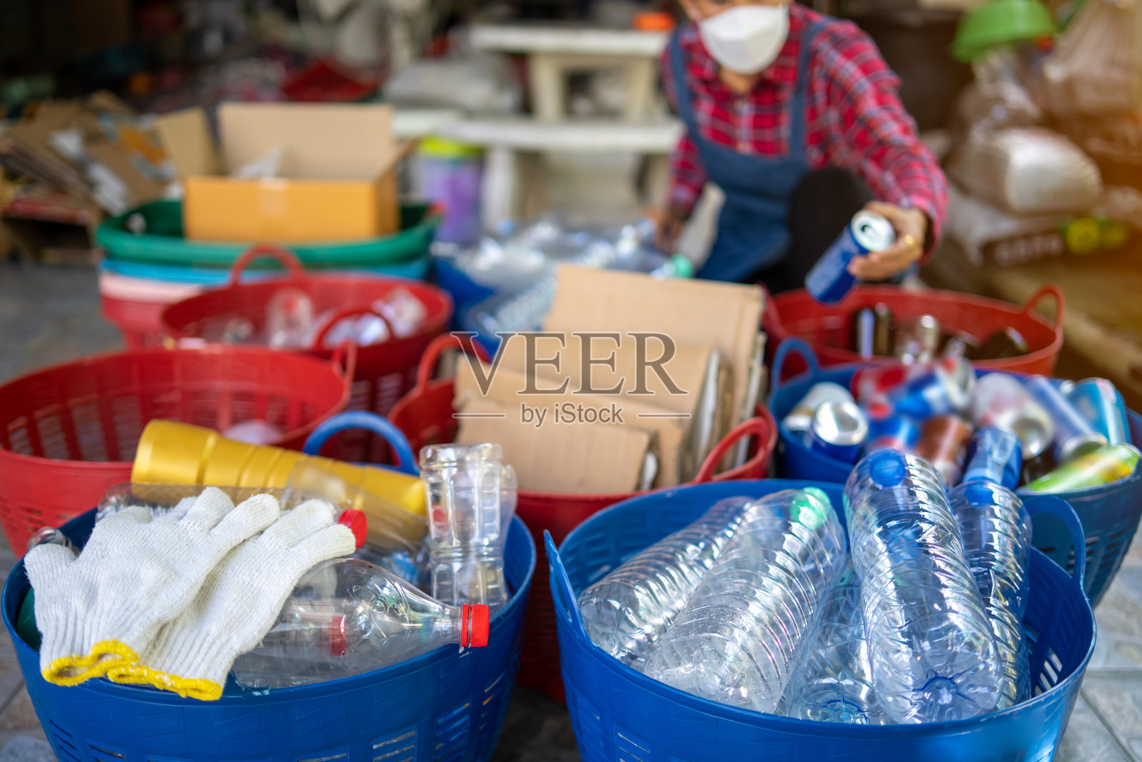 塑料瓶废弃物分类回收处理,减少生态环境。照片摄影图片