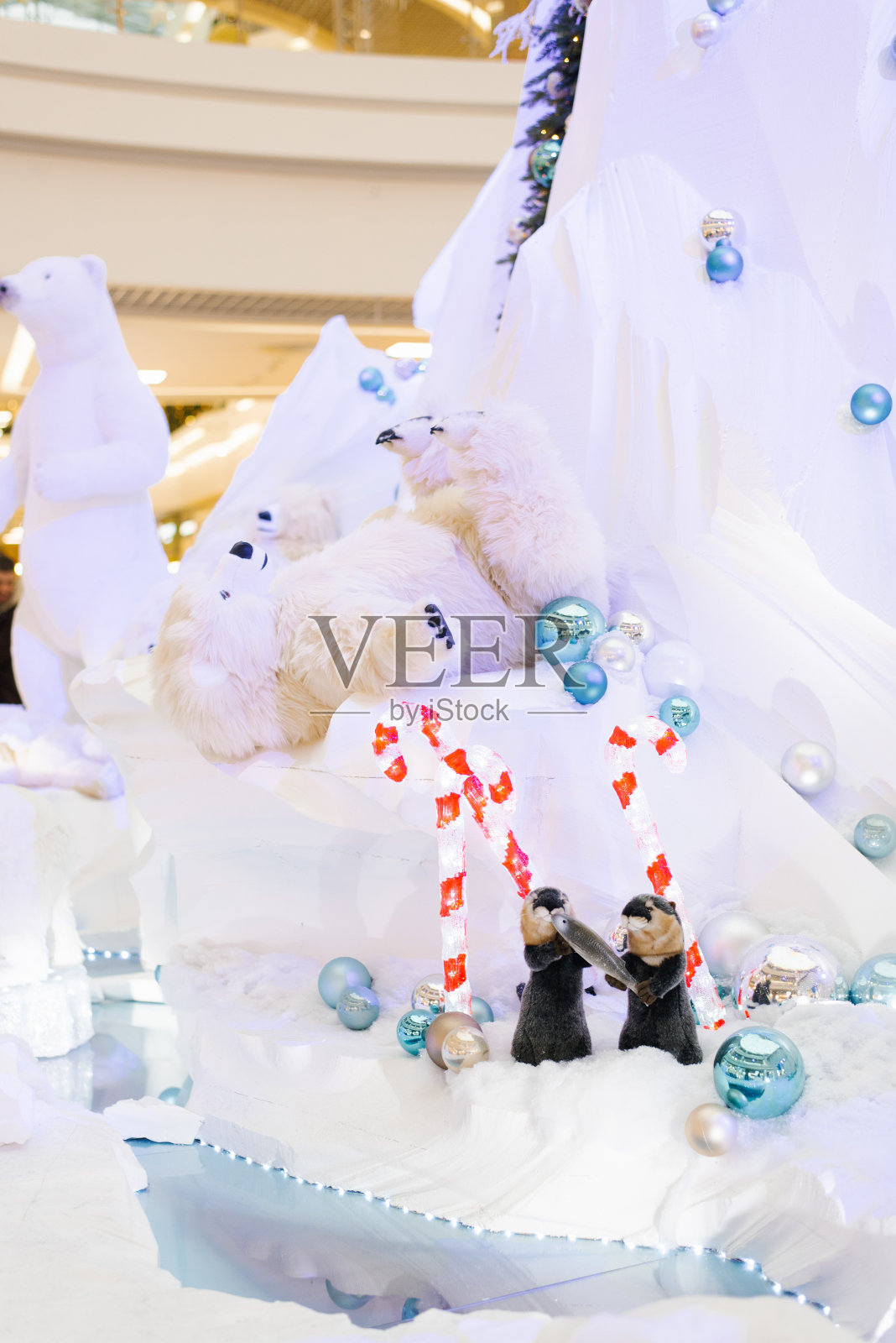 圣诞装饰。在人造冰山上的北极熊照片摄影图片