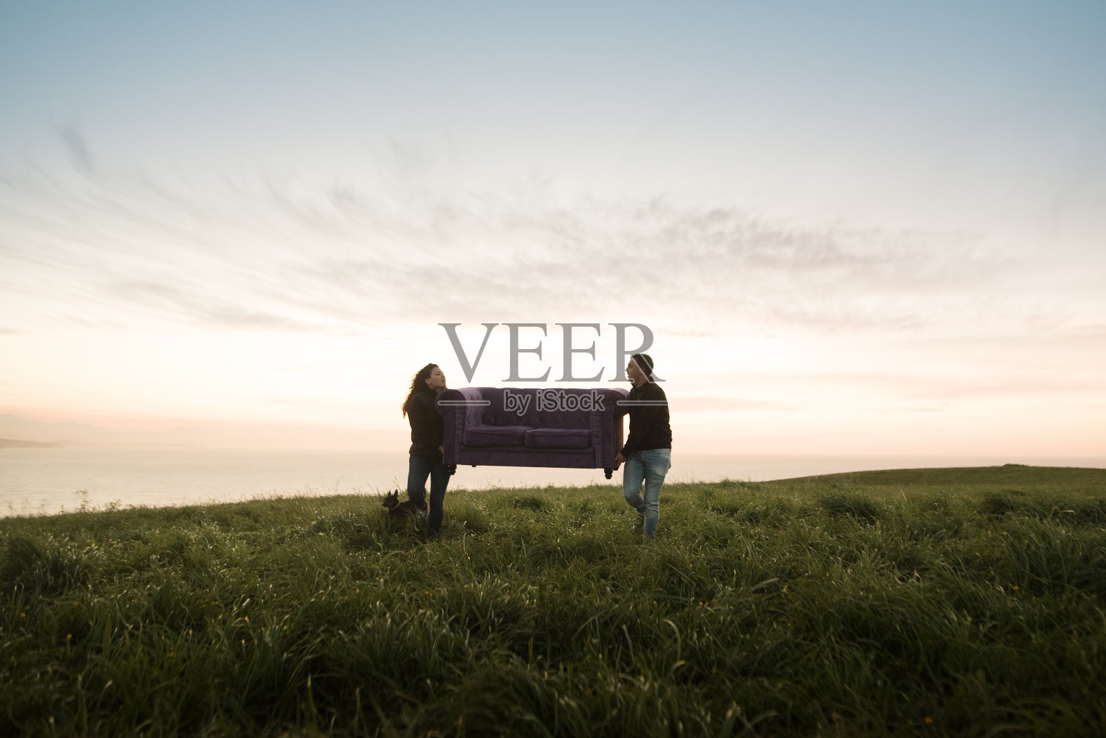 两个人抬着一个沙发照片摄影图片