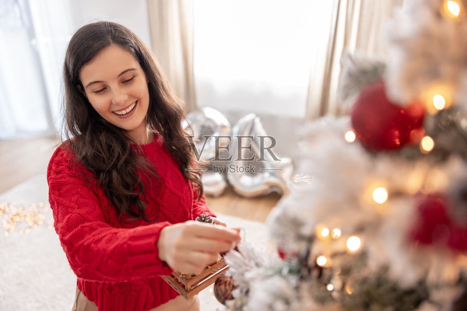妇女装饰圣诞树照片摄影图片