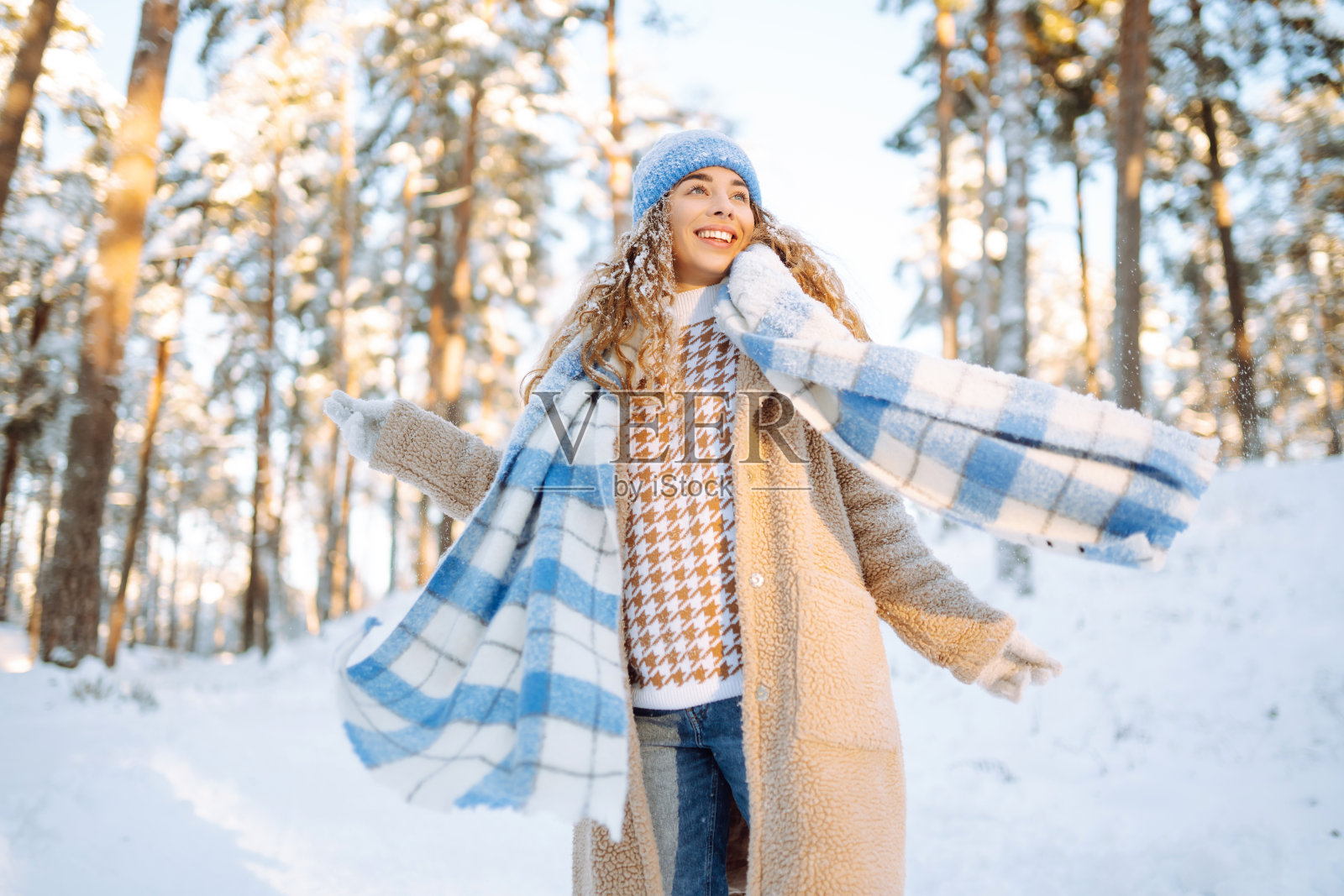 玩雪。照片摄影图片
