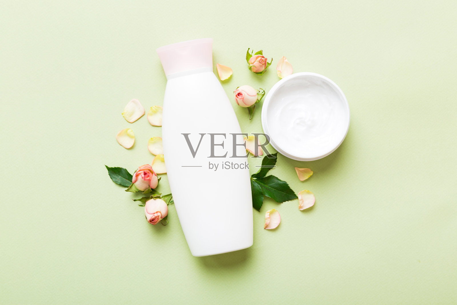 花式保健瓶的奶油与玫瑰花。天然有机spa化妆品概念。模型,模板,俯视图照片摄影图片