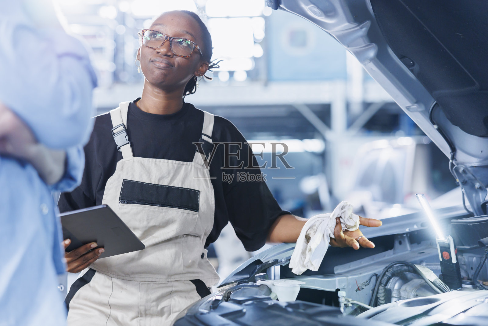 机修工计算汽车清洗费用照片摄影图片