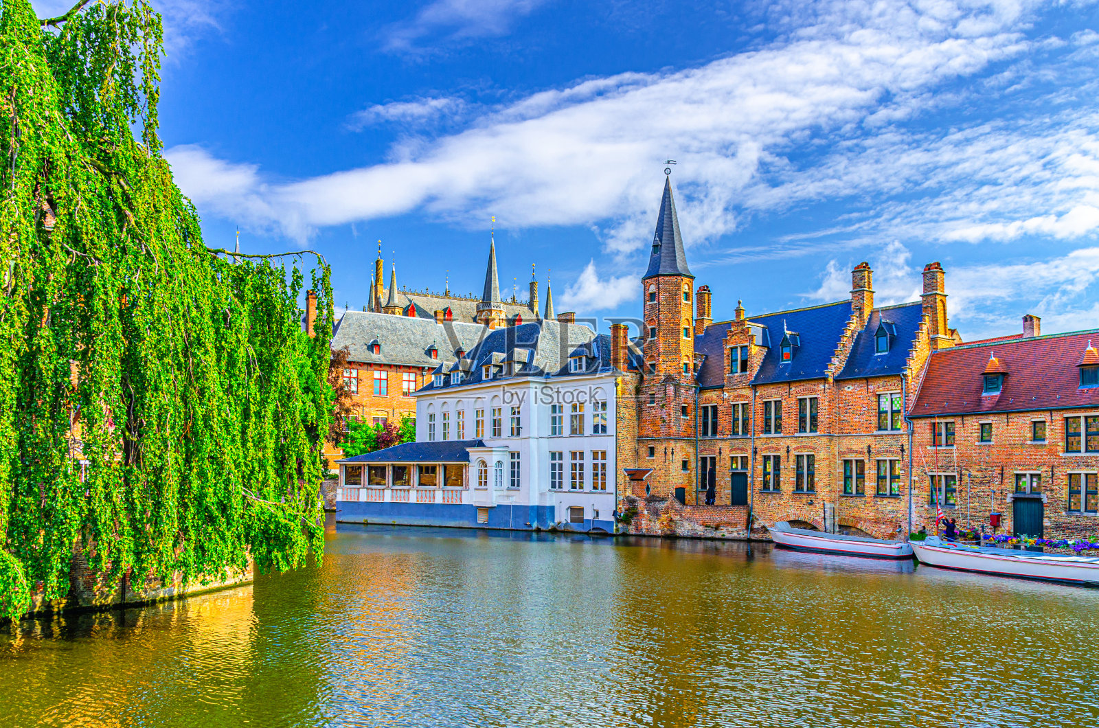布鲁日城市景观,De grote Hollander Huidevettershuis和布鲁日老城历史市中心的餐厅,Rosary码头,Reie河的Dijver水渠,佛兰德地区,比利时照片摄影图片