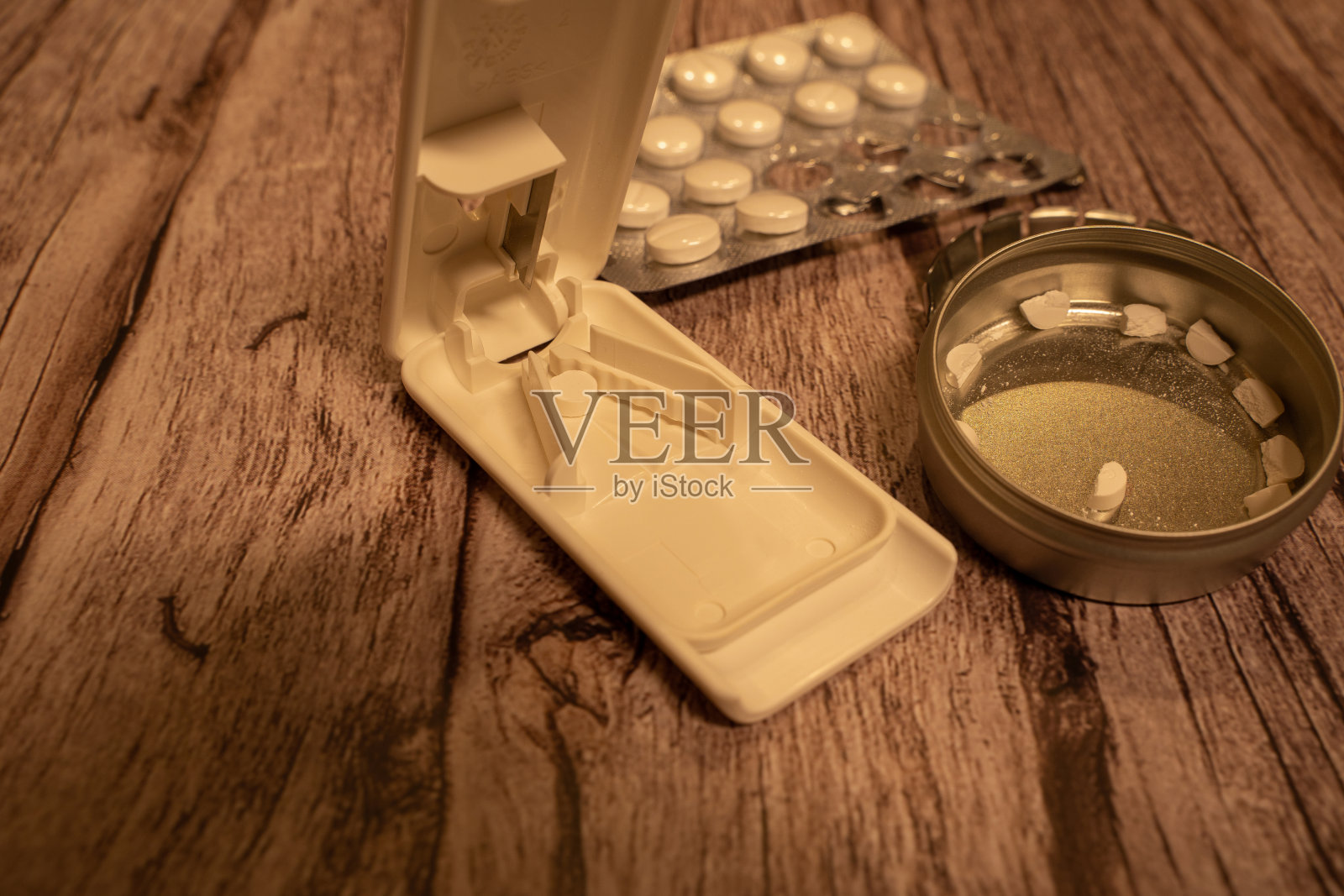 片剂分配器,在桌子上有片剂和片剂存储盒照片摄影图片