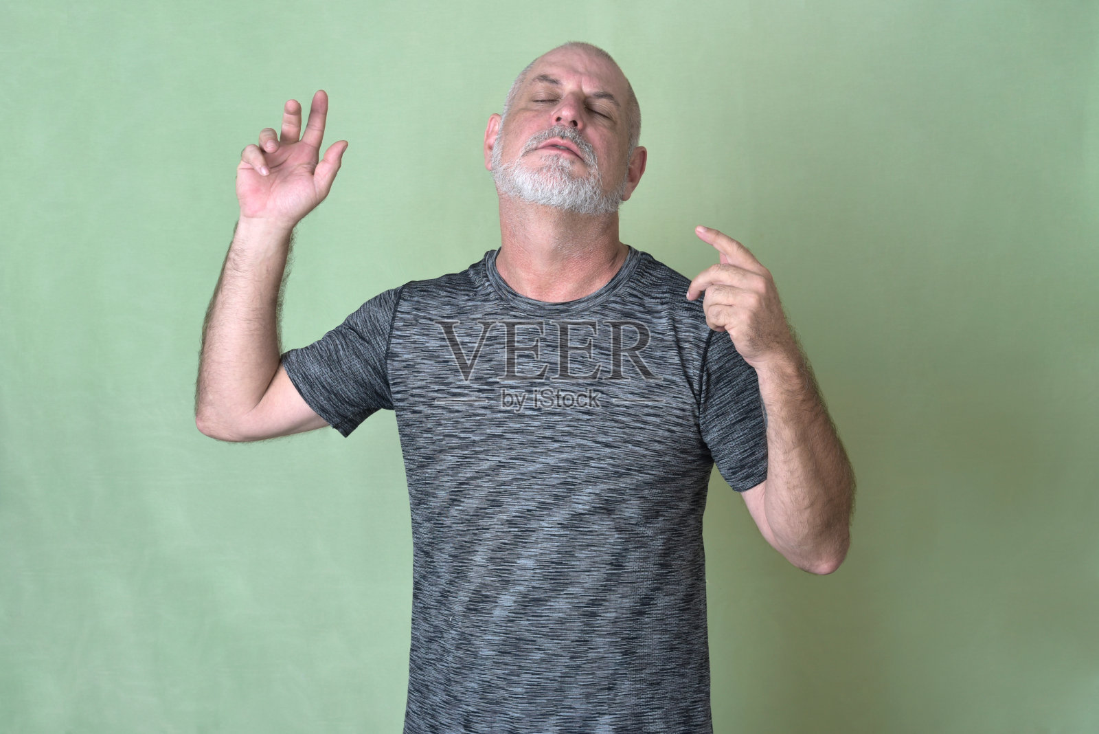 肖像成年男子秃顶白胡子脸表情快乐周到的男模绅士穿着黑色衣服的形象。照片摄影图片