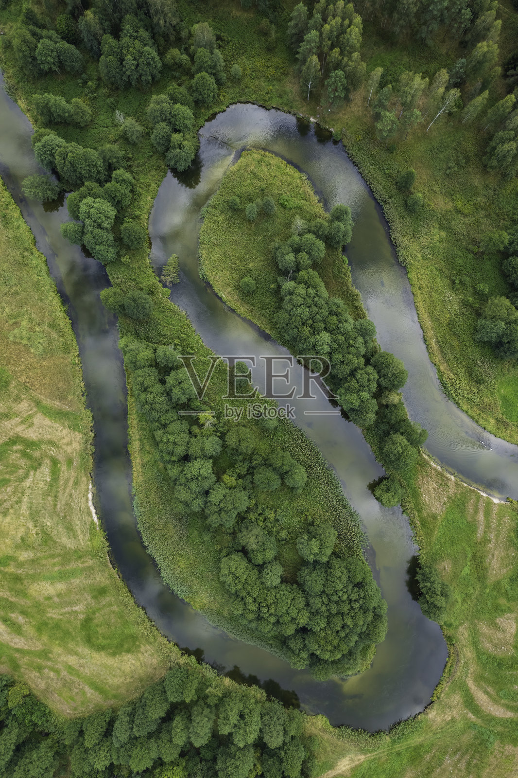 风景优美,小河蜿蜒(鸟瞰图)照片摄影图片