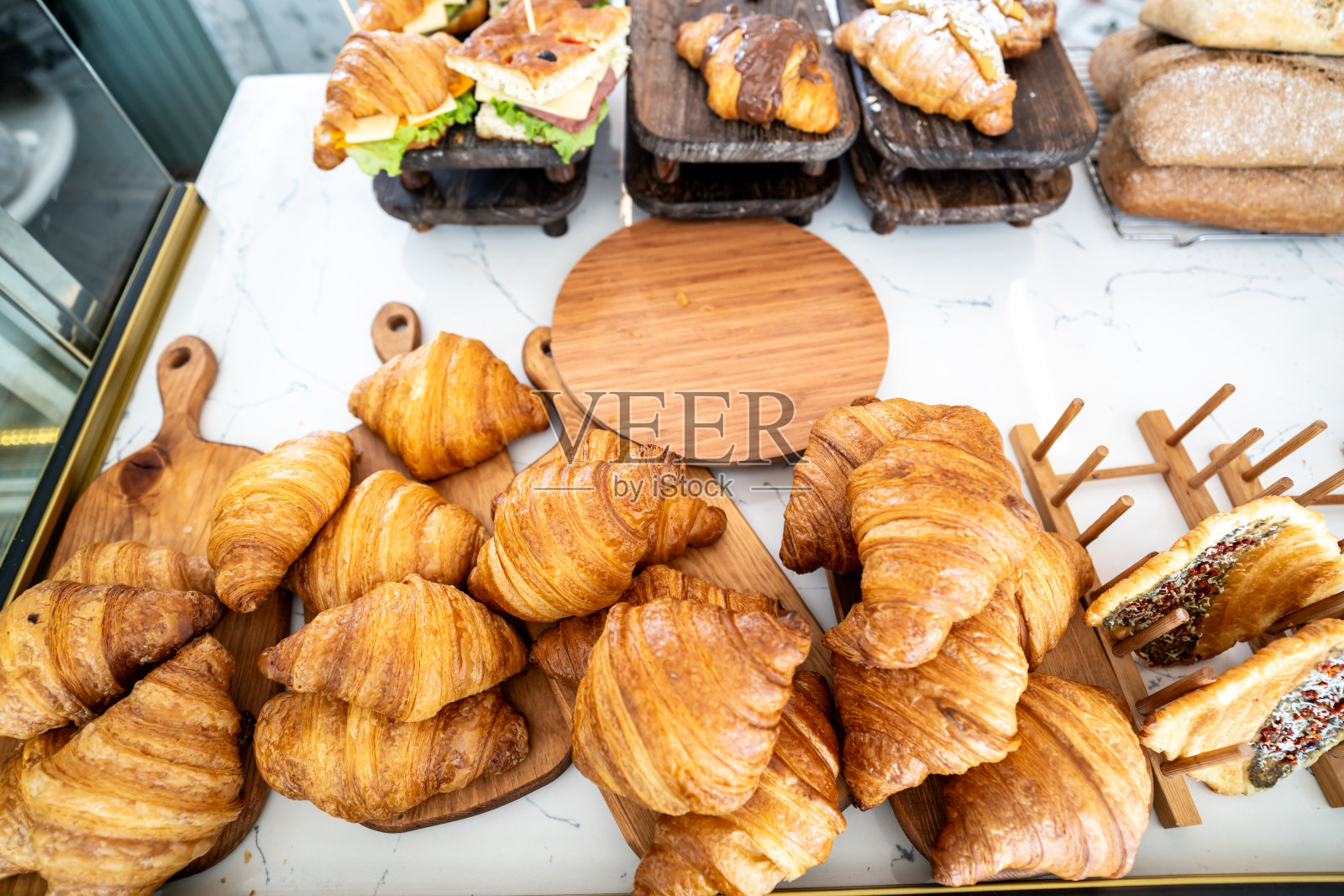 牛角面包和糕点仍在糕点店陈列的高点横向小生意照片摄影图片