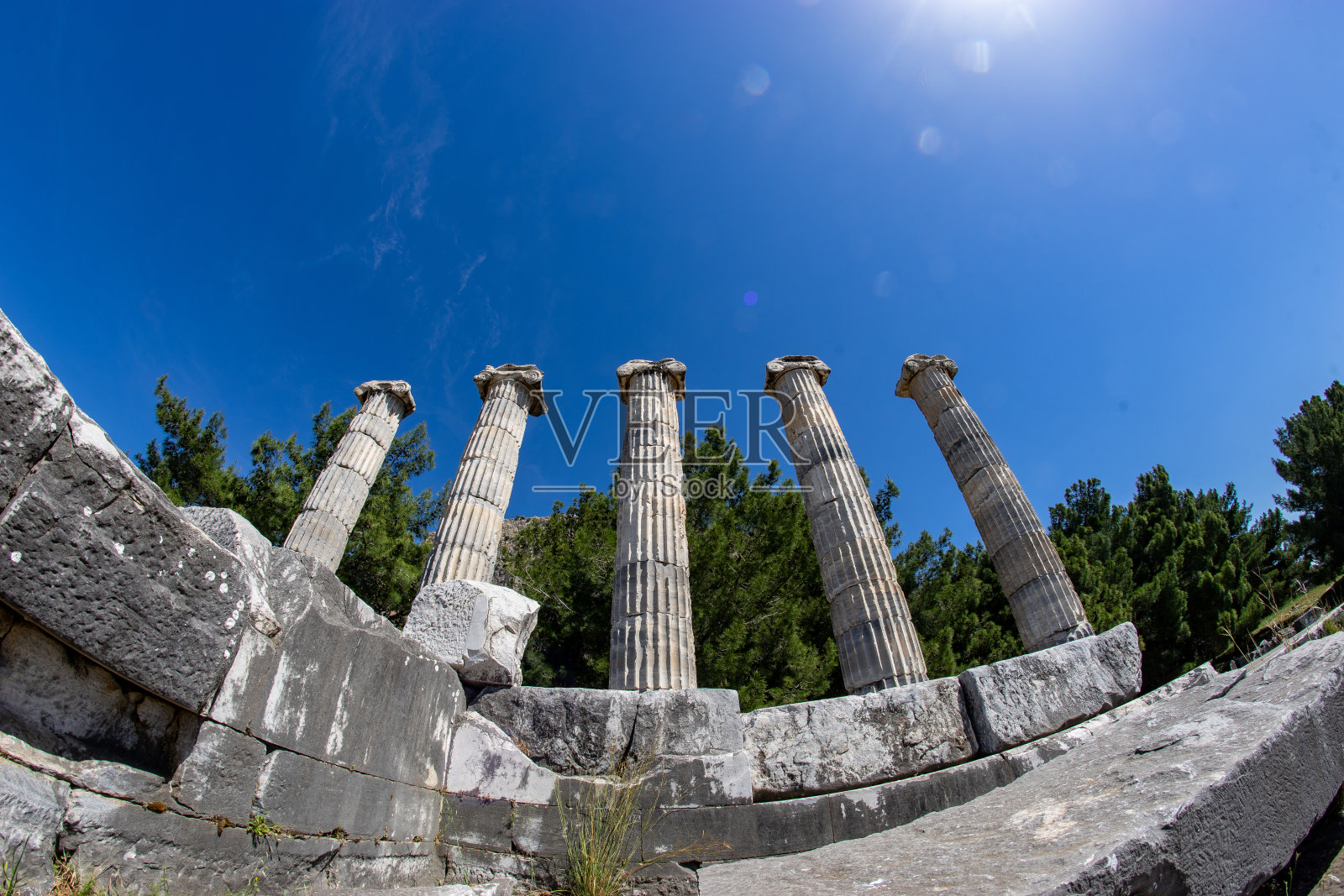 如今,普里埃尼古城位于迈卡莱山的南麓照片摄影图片