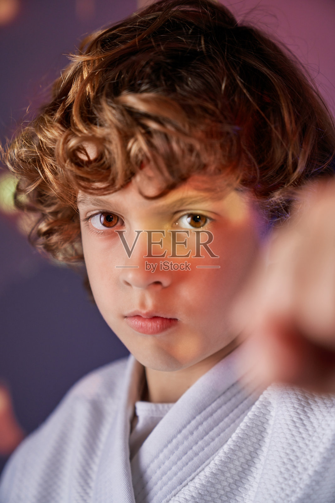 穿着白色和服的严肃男孩照片摄影图片