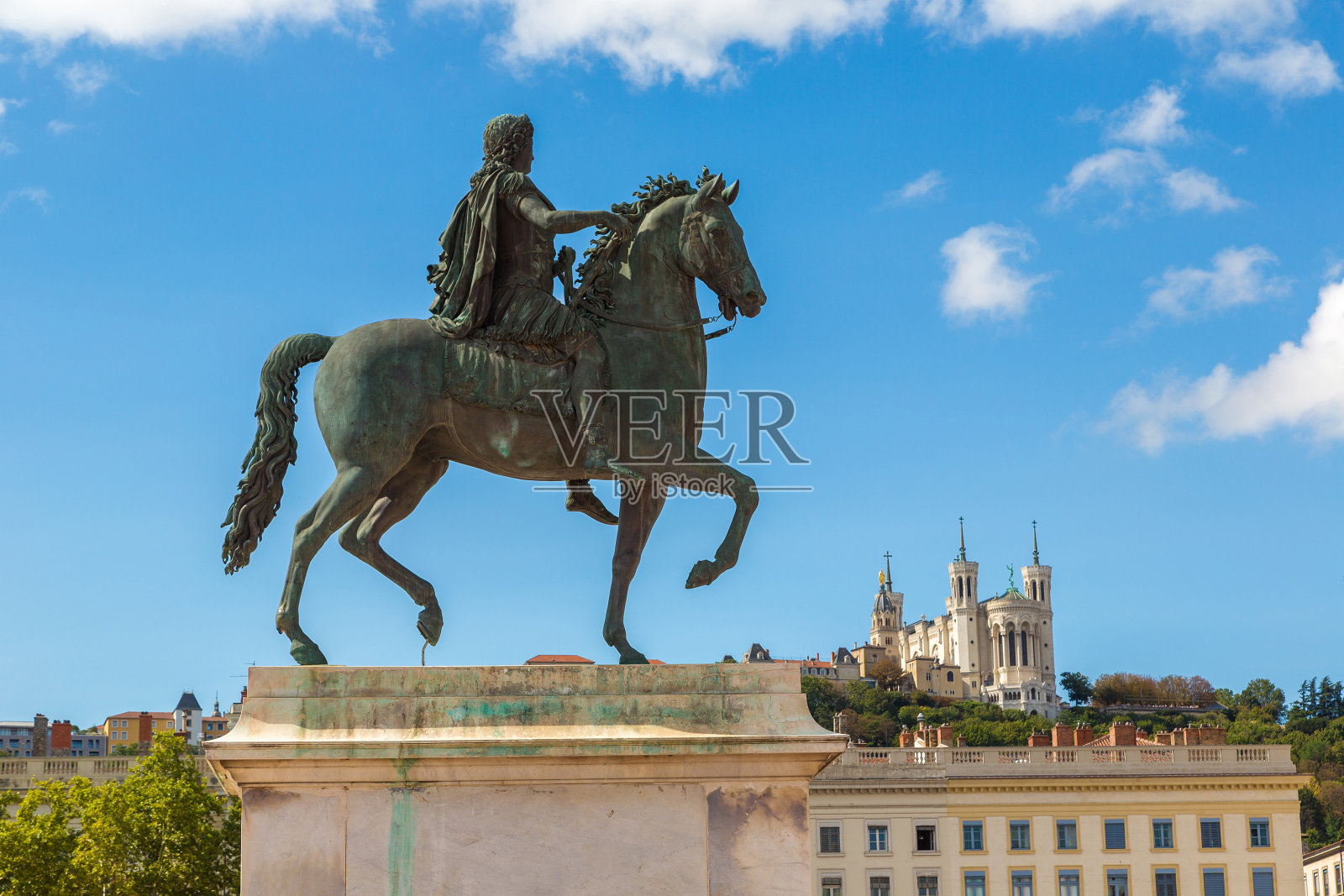 在法国里昂的路易十四雕像前观看照片摄影图片