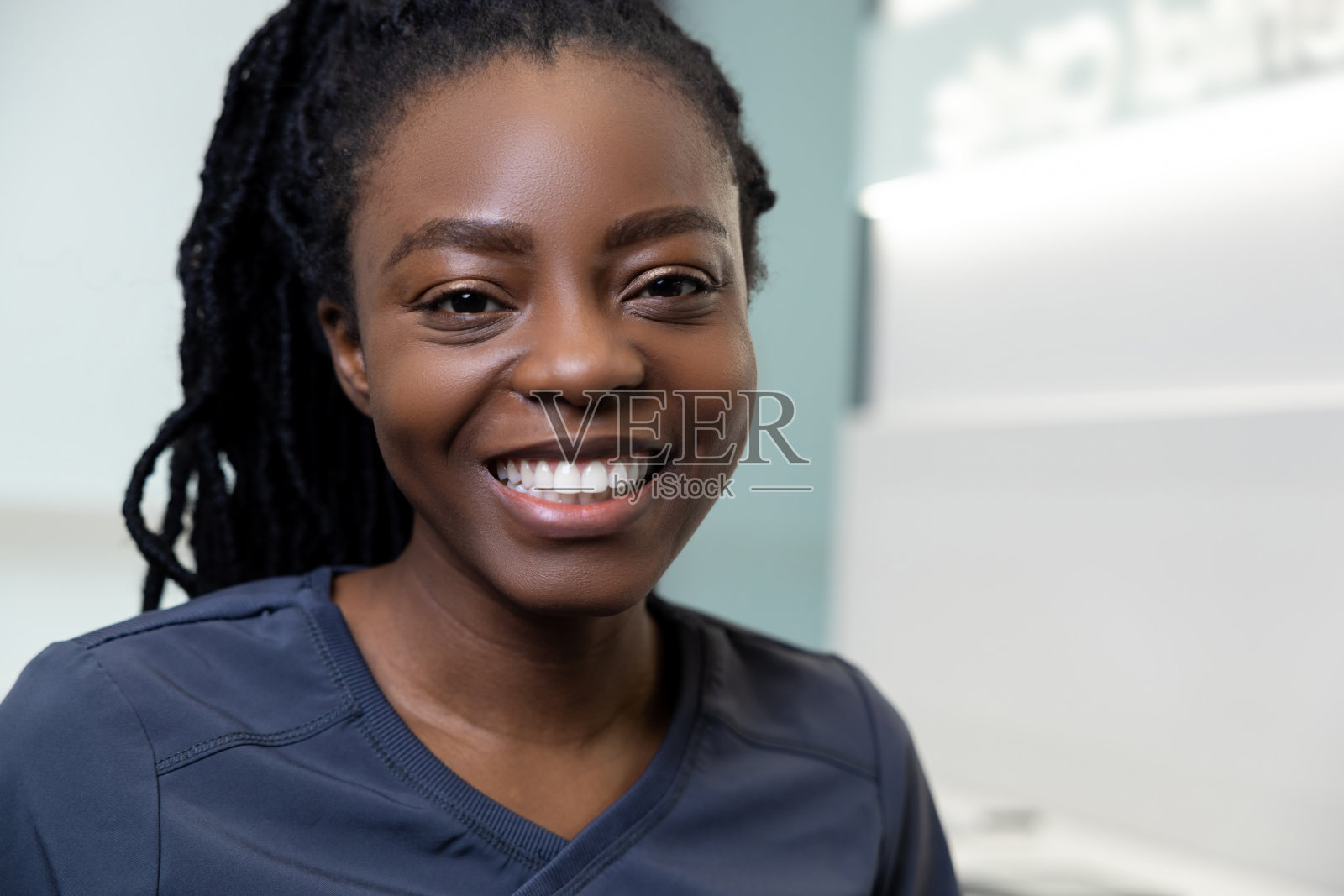 一个年轻的黑皮肤的漂亮女人的肖像照片摄影图片