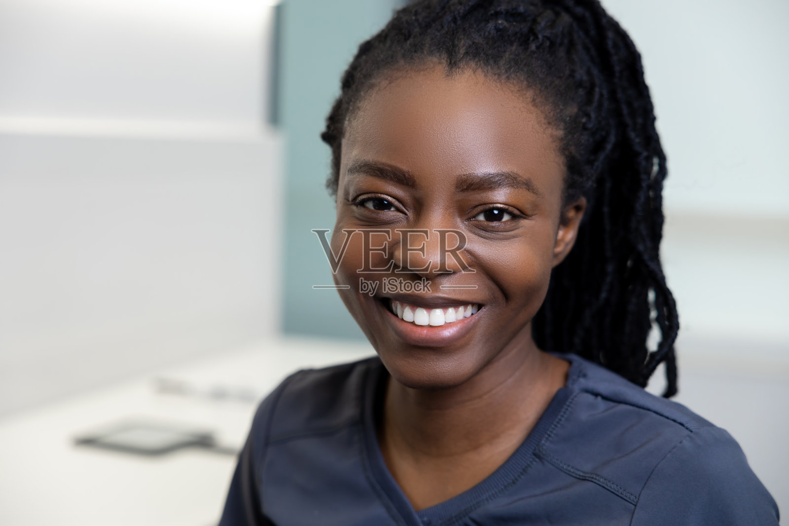 一个年轻的黑皮肤的漂亮女人的肖像照片摄影图片