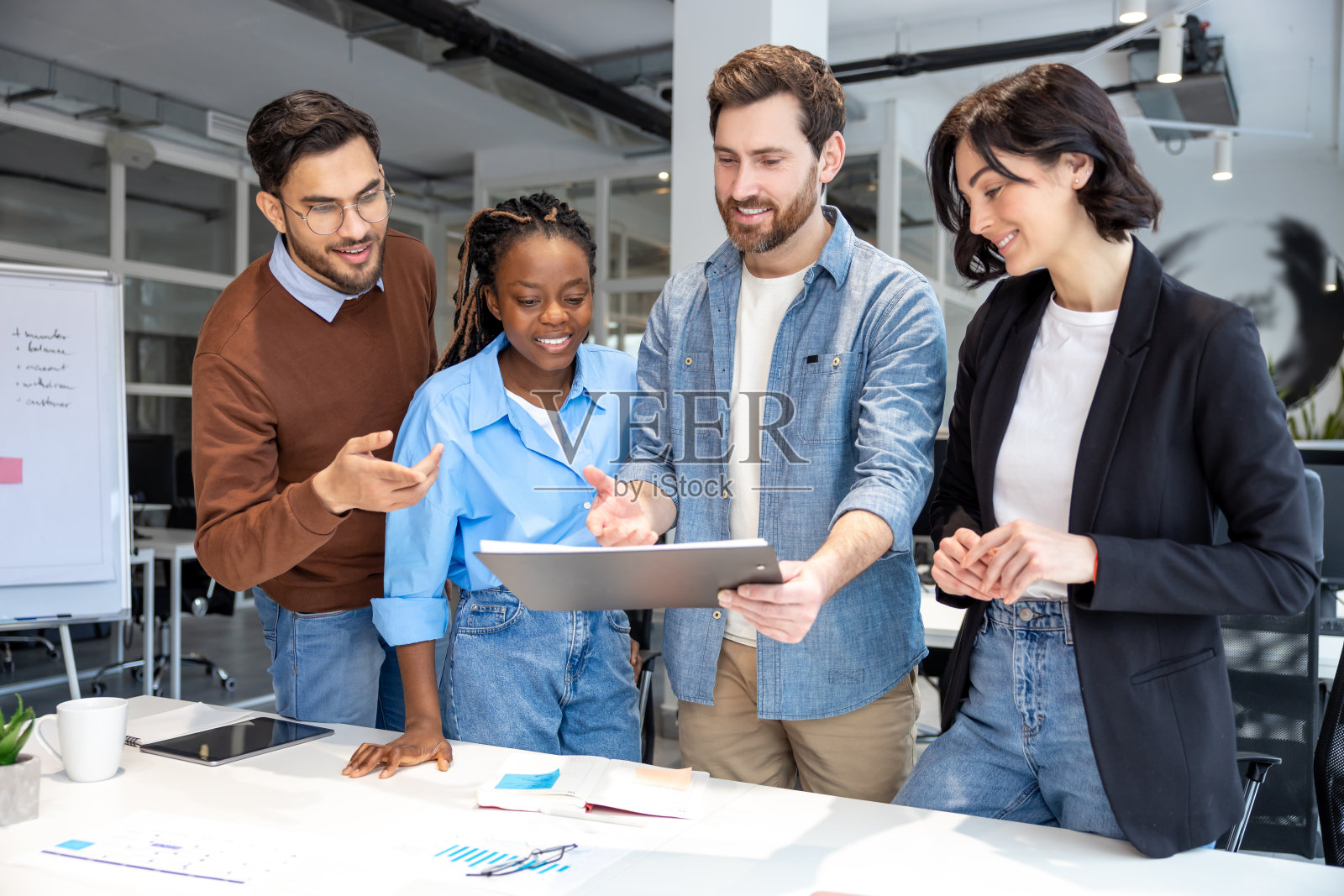 快乐的不同商人在笔记本电脑上合作新项目照片摄影图片