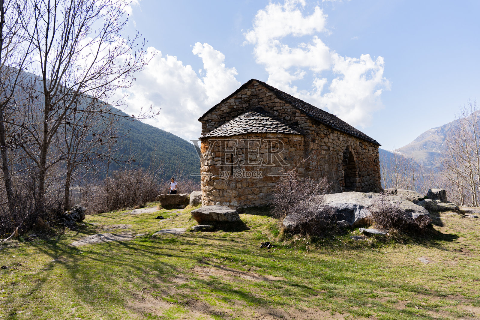一个美丽的春日早晨,坐落在加泰罗尼亚比利牛斯山脉山顶上的罗马式小教堂照片摄影图片