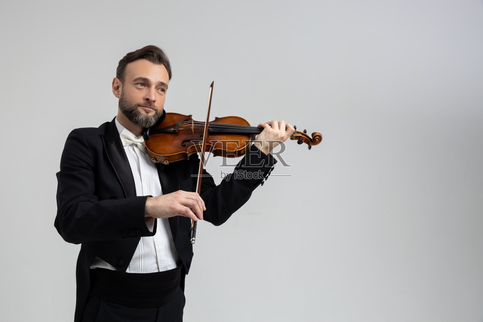大胡子男子在古典音乐表演中热情的小提琴手照片摄影图片