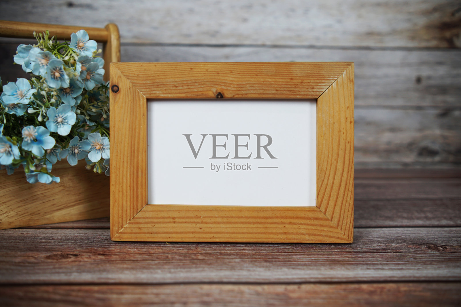 空相框模拟与花束装饰木制背景照片摄影图片