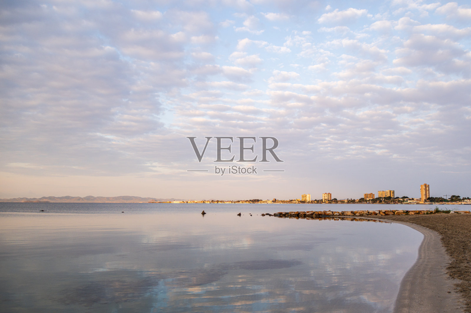 日出之光俯瞰圣地亚哥德拉里贝拉(穆尔西亚,西班牙)照片摄影图片