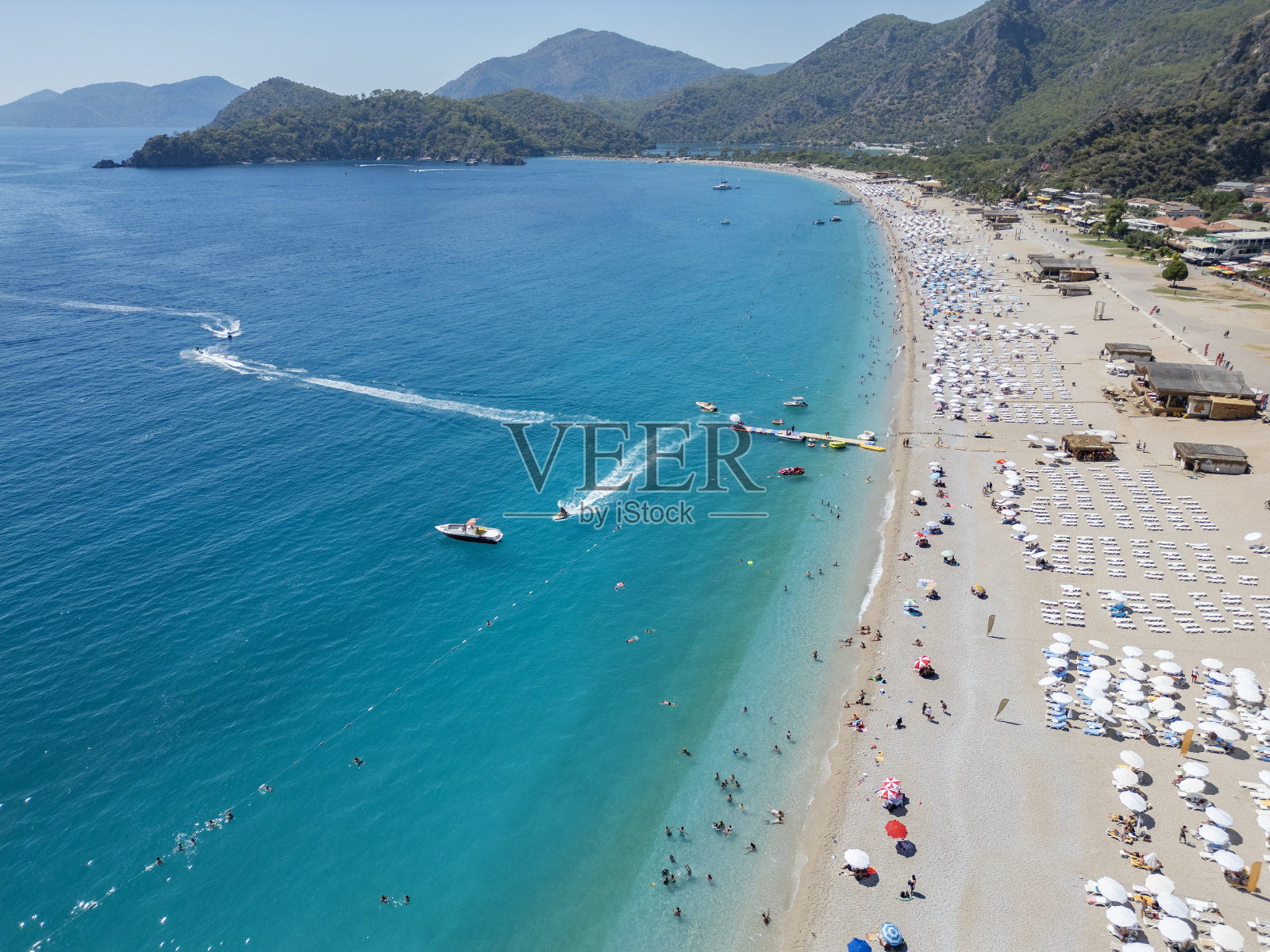 鸟瞰土耳其费特希耶奥卢德尼兹美丽的海滩。照片摄影图片