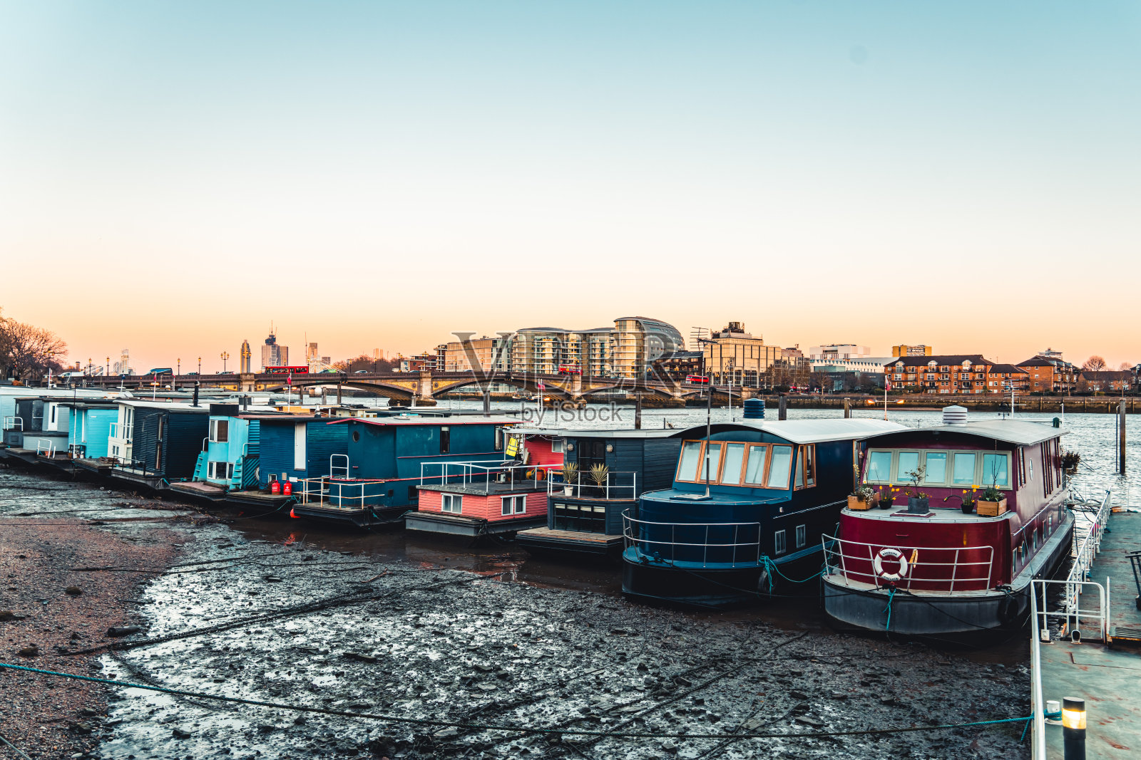 泰晤士河边的旧船和伦敦切尔西的现代建筑照片摄影图片