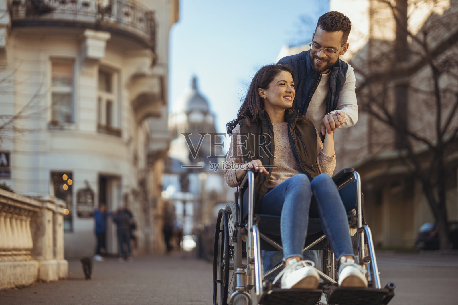 户外残疾夫妇照片摄影图片