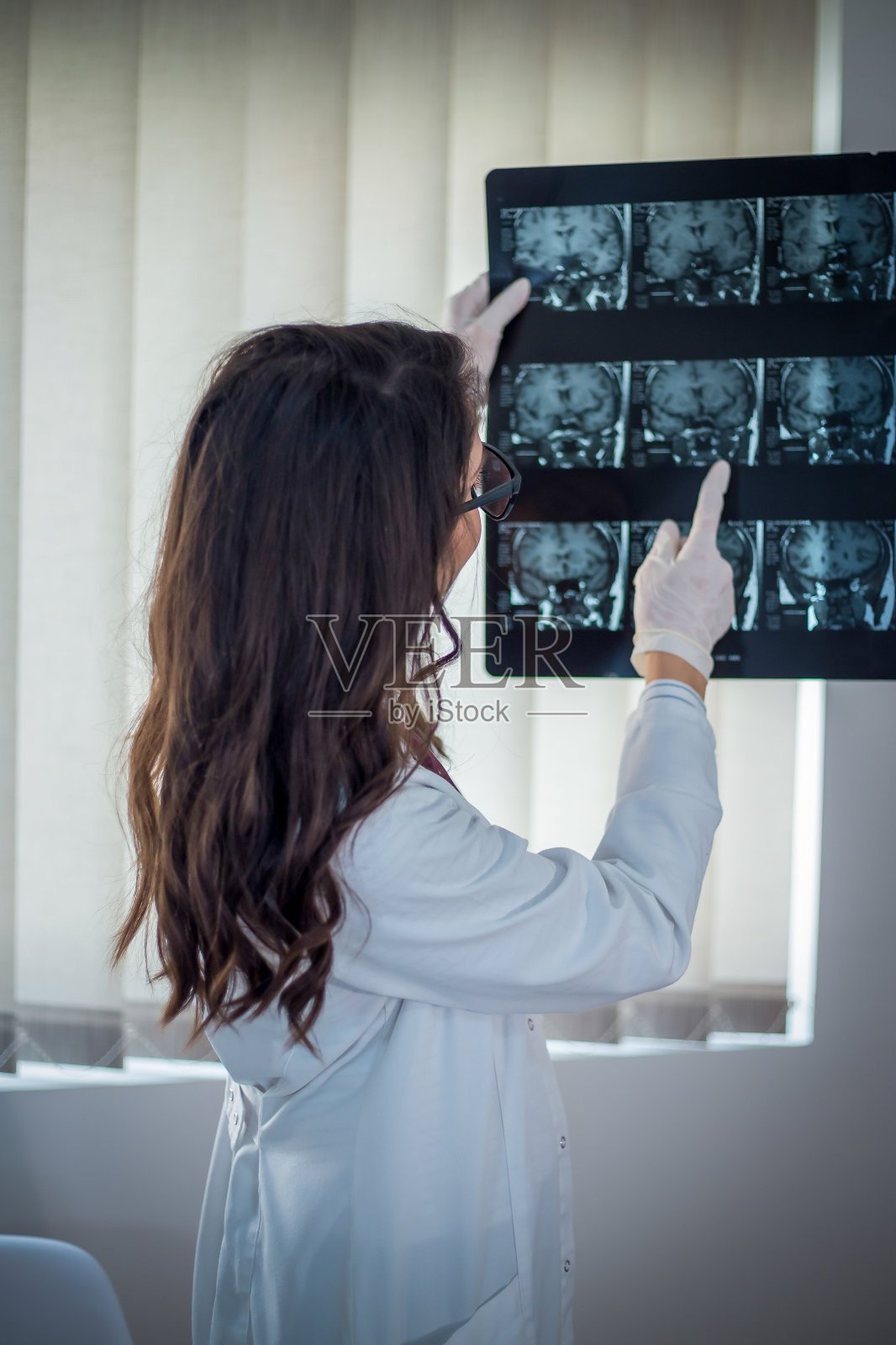 微笑的女医生检查x光片照片摄影图片